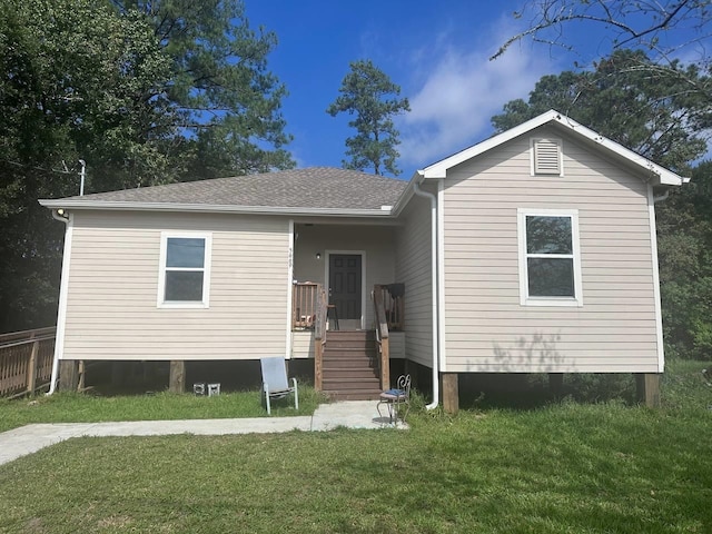 view of front of home featuring a front lawn