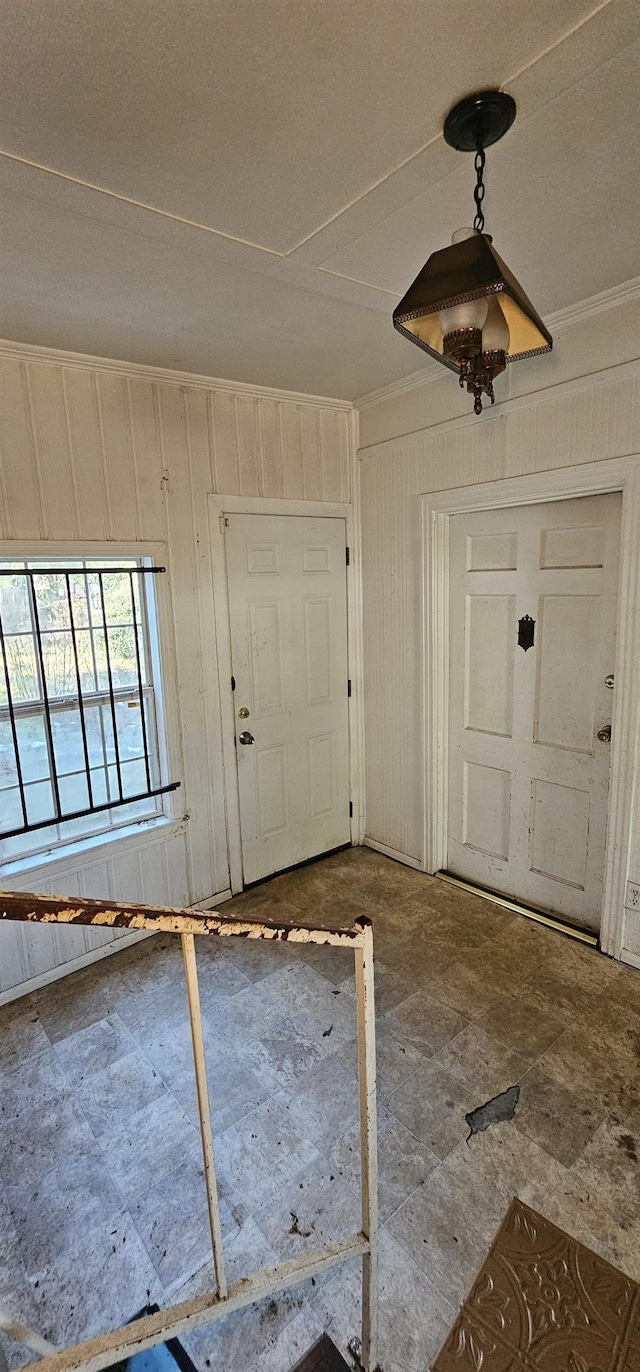 entryway featuring crown molding