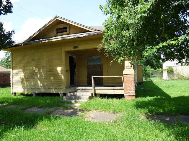 view of front of home featuring a front yard