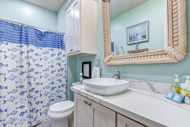 bathroom featuring a shower with shower curtain, vanity, and toilet