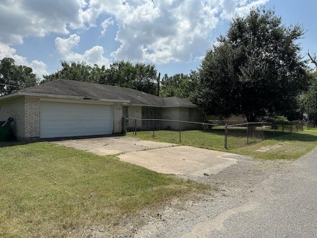 single story home featuring a front lawn