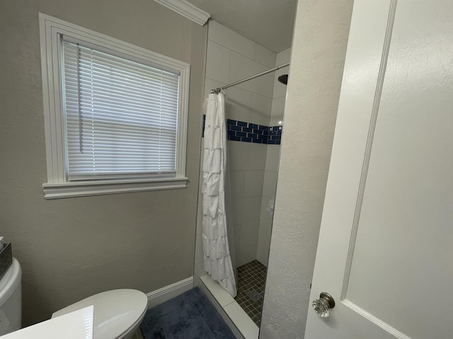 bathroom with a shower with curtain, toilet, and crown molding