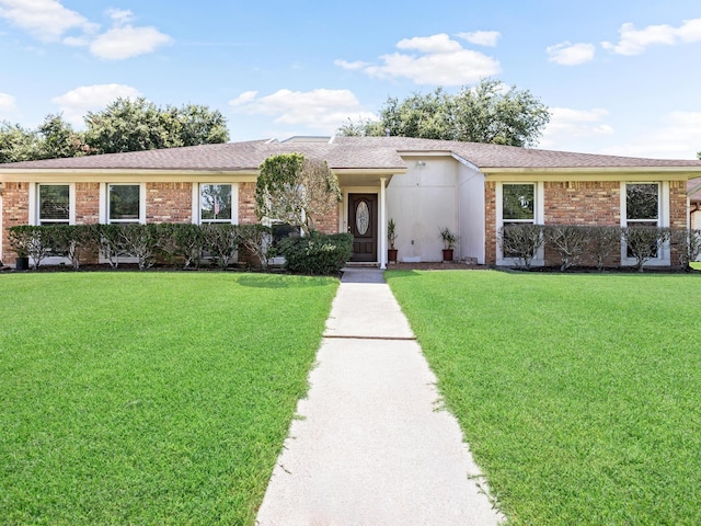 single story home featuring a front yard