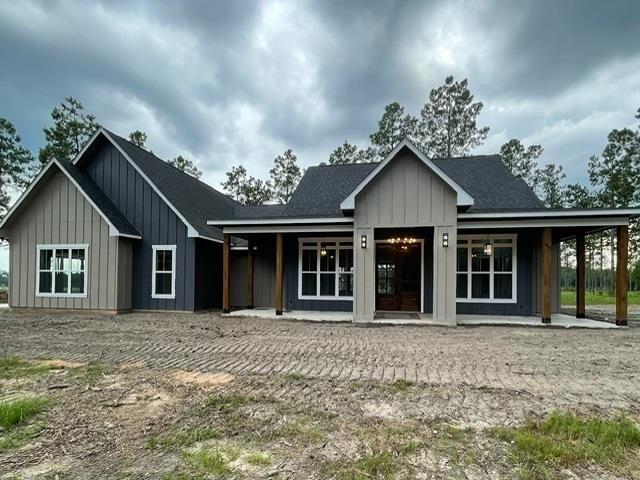 view of modern farmhouse style home