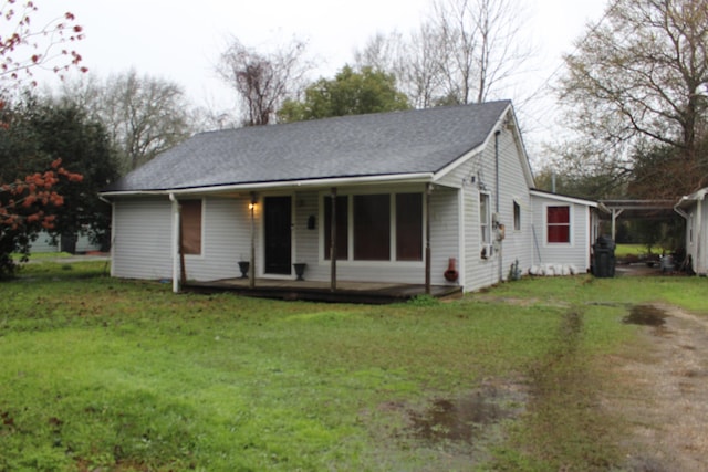 view of front of house with a front lawn