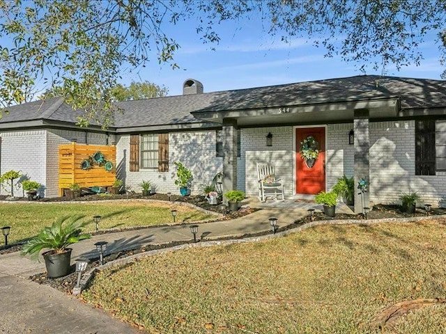 ranch-style home featuring a front lawn