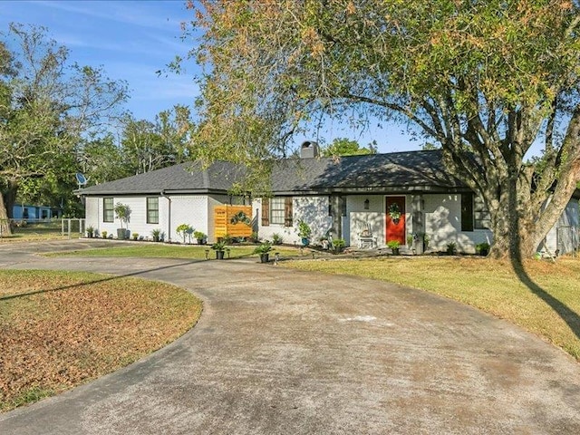 ranch-style home featuring a front yard