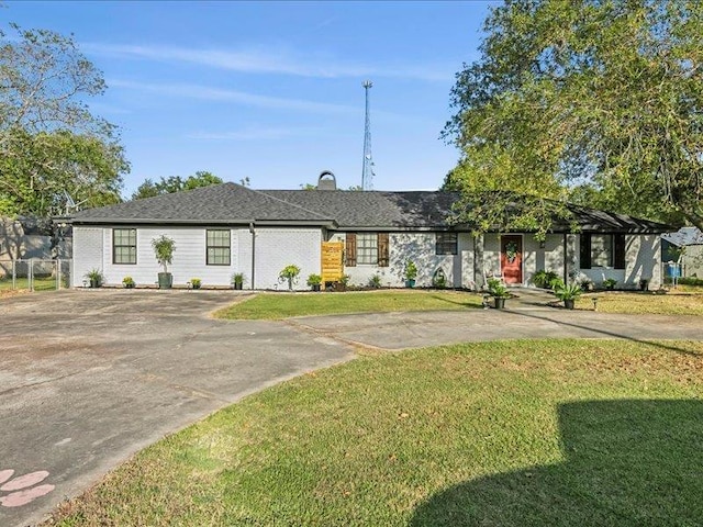 single story home with a front lawn