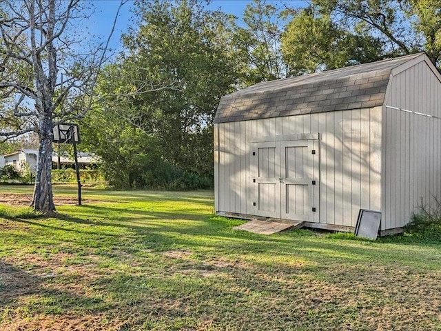 view of outdoor structure featuring a yard