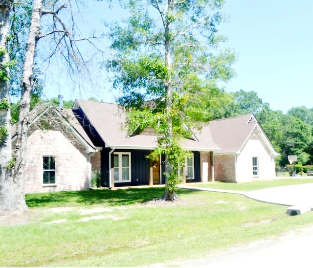 view of front of house featuring a front yard