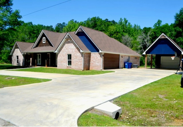 view of front of house featuring a front lawn