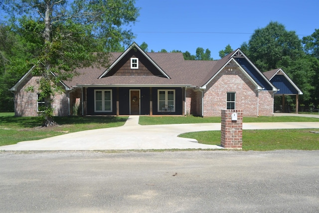 view of front of house featuring a front lawn