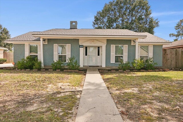 view of front of house featuring a front lawn