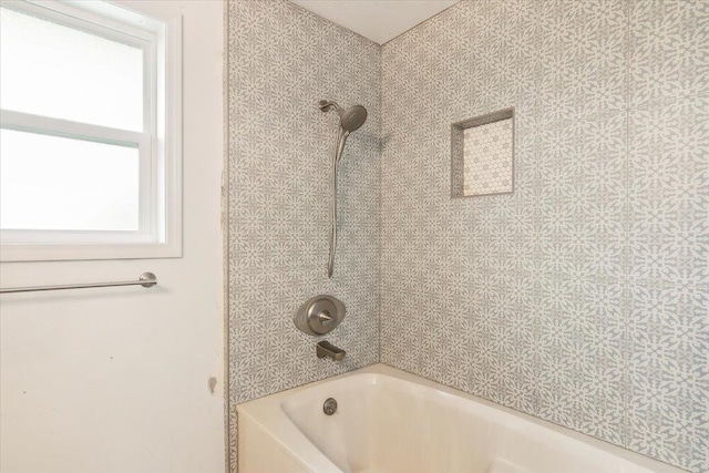 bathroom featuring tiled shower / bath