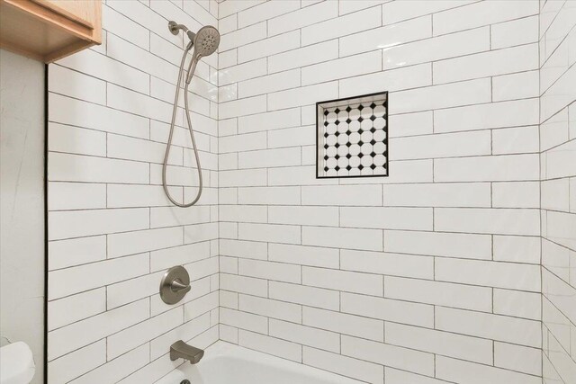 bathroom with tiled shower / bath combo