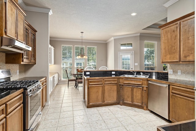 kitchen with kitchen peninsula, appliances with stainless steel finishes, tasteful backsplash, a notable chandelier, and hanging light fixtures