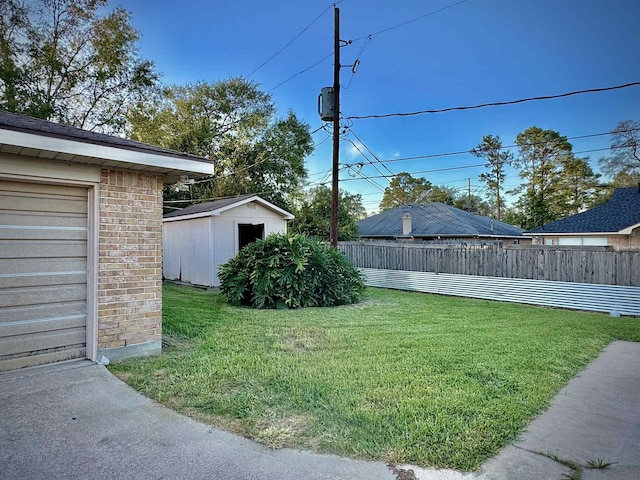 view of yard featuring a shed