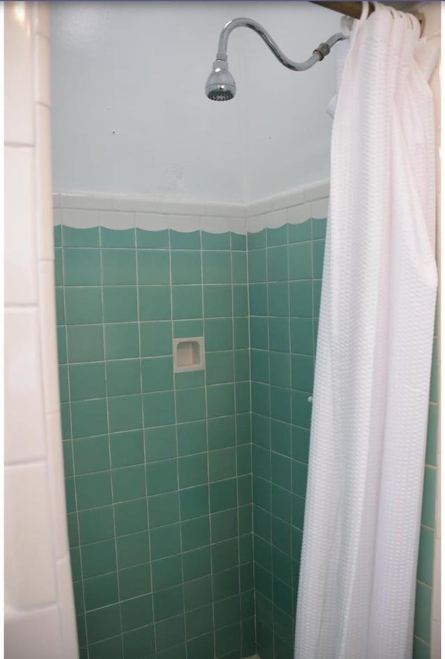 bathroom featuring curtained shower