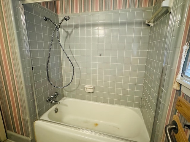 bathroom featuring tiled shower / bath