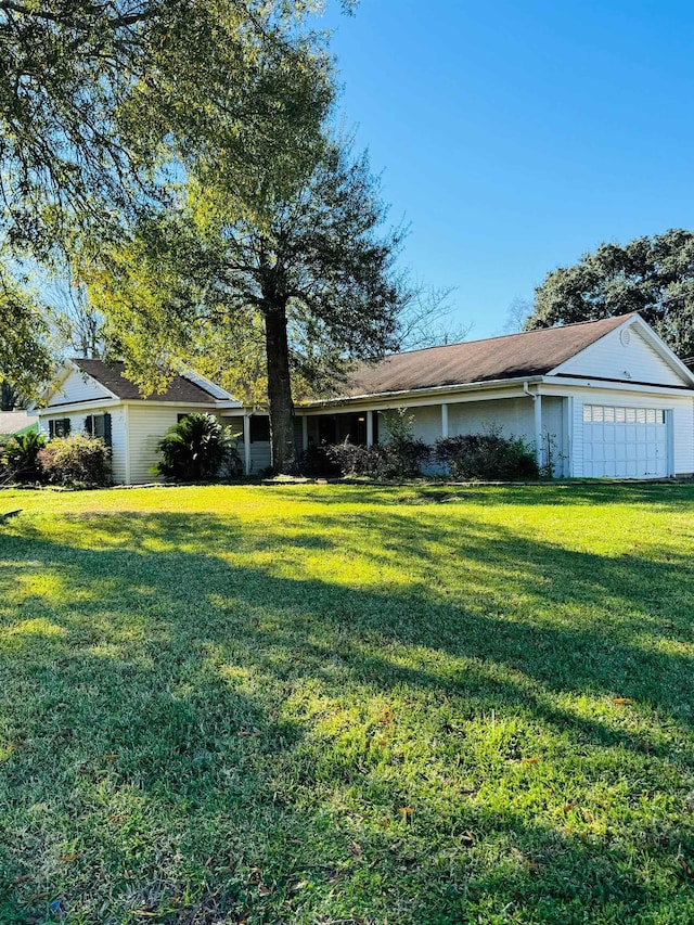 view of front facade featuring a garage and a front lawn