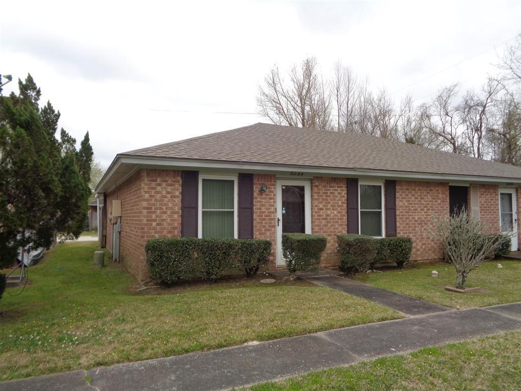 single story home featuring a front lawn