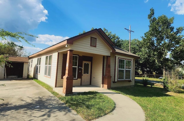 view of front of property featuring a porch and a front lawn