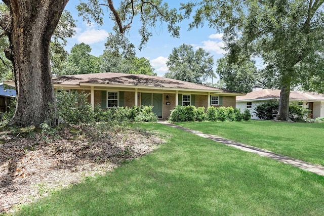 single story home with a front lawn