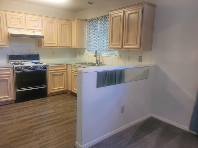 kitchen featuring light brown cabinets, sink, dark wood-type flooring, tasteful backsplash, and stove