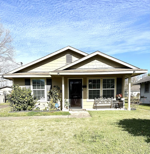 view of front facade featuring a front lawn