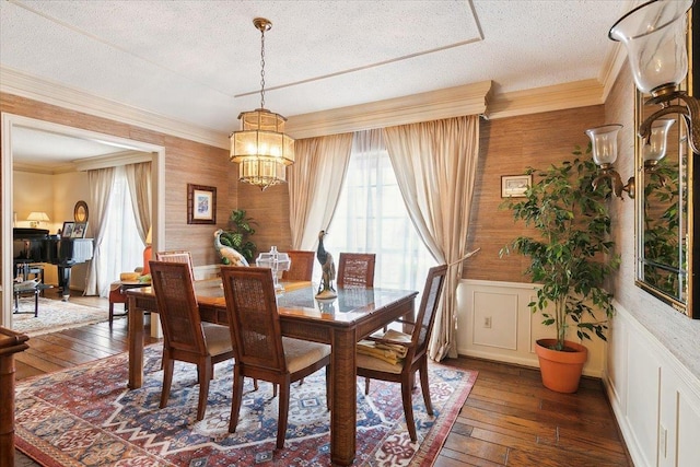 dining space featuring a textured ceiling, dark hardwood / wood-style floors, and an inviting chandelier