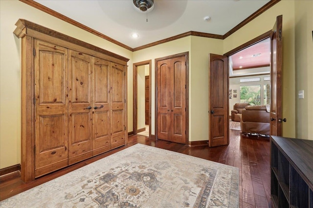 970 Hibiscus Cir, Beaumont, TX 77706 - bedroom with dark wood finished floors, crown molding, recessed lighting, and a ceiling fan