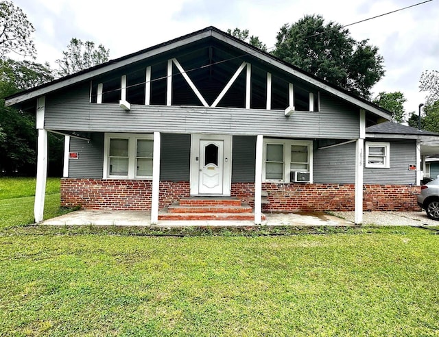 view of front facade featuring brick siding and a front yard