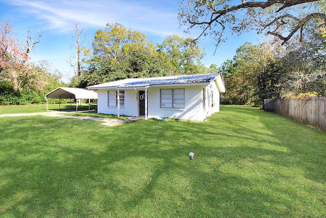 view of front of home featuring a front yard and a carport