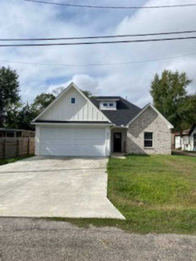 view of front of home featuring a front yard and a garage