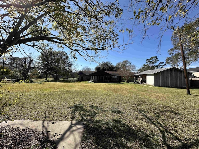 view of yard featuring an outdoor structure