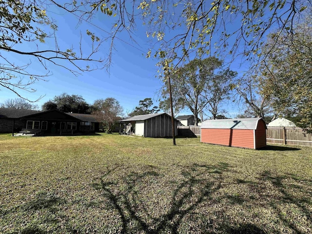 view of yard featuring a storage unit