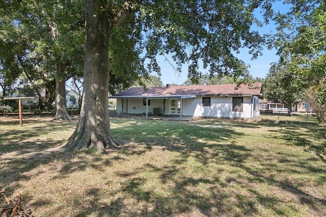 back of house featuring a lawn