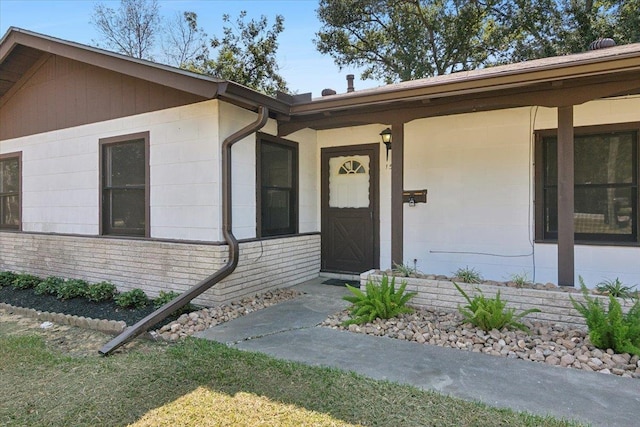 entrance to property with covered porch