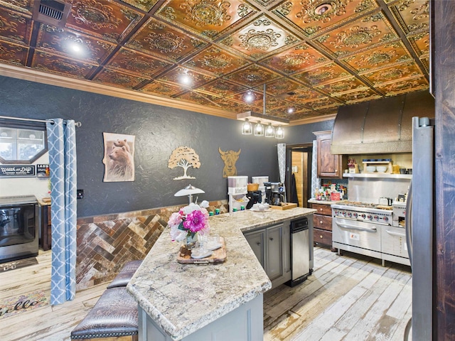 650 Sudduth Dr, Bridge City, TX 77611 - kitchen with ornamental molding, a textured wall, an ornate ceiling, light wood-style floors, and premium range hood