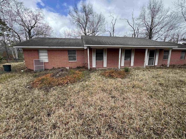 single story home featuring a front yard