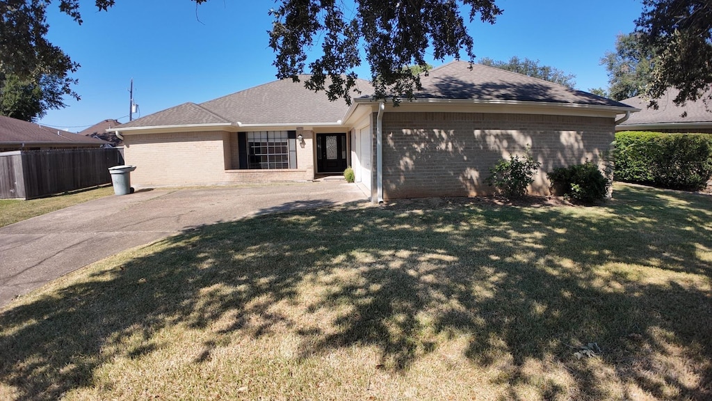 view of front facade with a front lawn