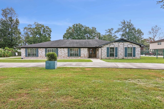 single story home featuring a front yard