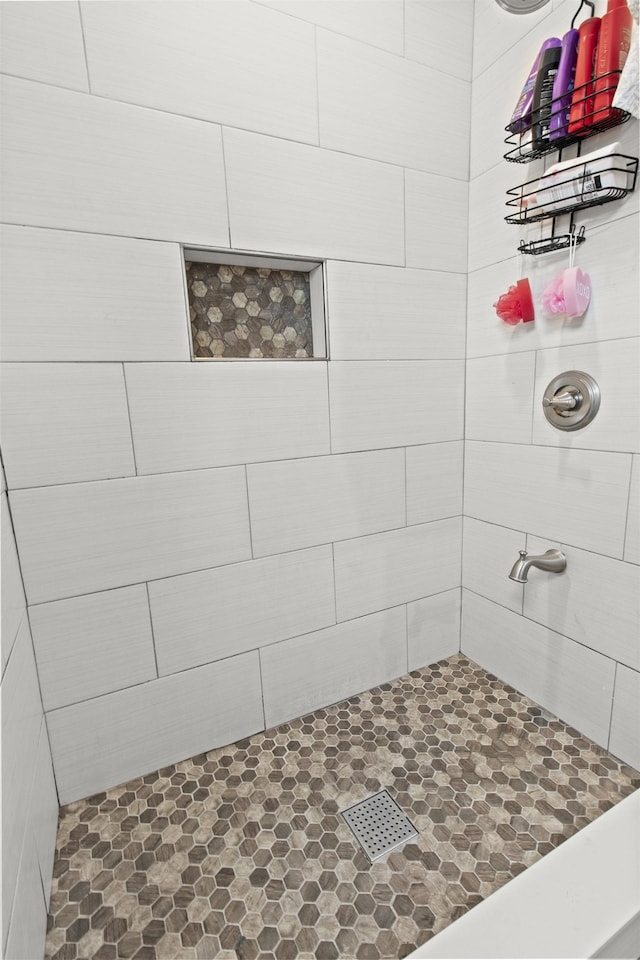 bathroom featuring a tile shower