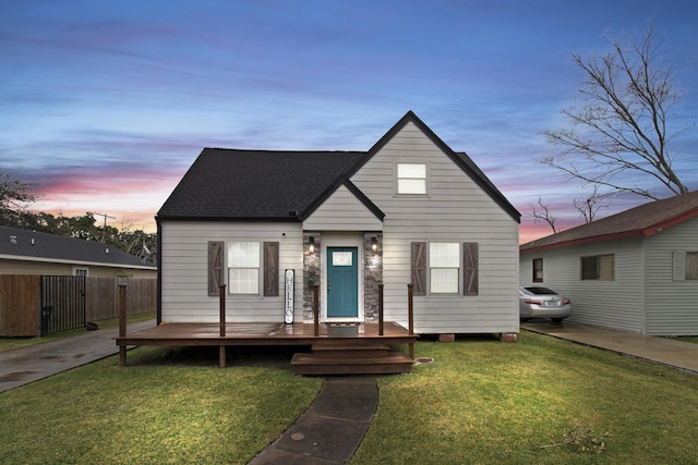 view of front of house featuring a lawn