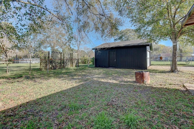 view of yard featuring a storage unit