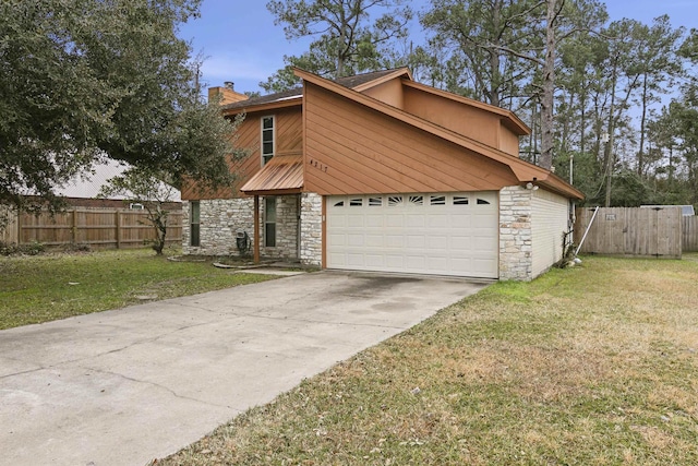 view of front facade featuring a front yard