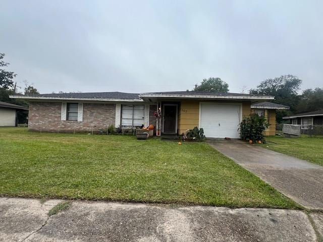 view of front facade featuring a front yard and a garage