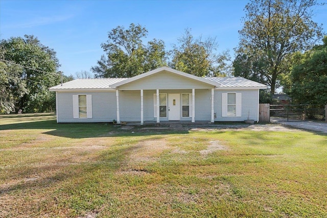 view of front facade featuring covered porch and a front yard