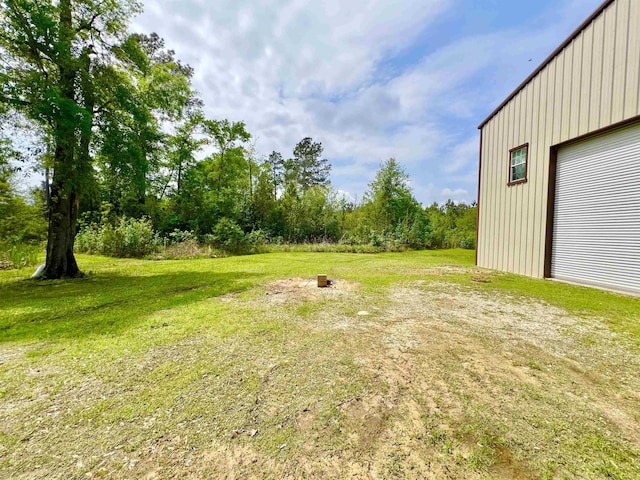 view of yard featuring an outdoor structure and a garage