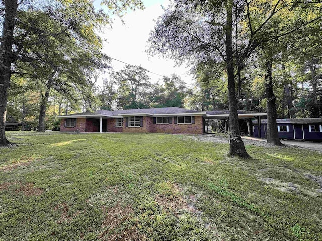 view of front of home featuring a front yard and a carport